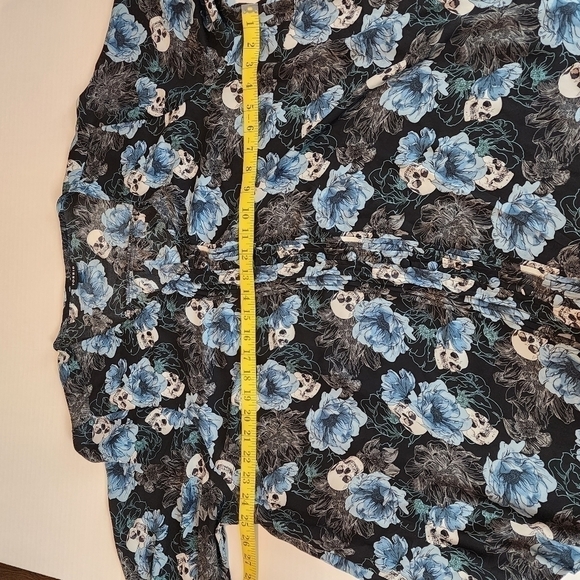 Torrid women size 3 ( 22-24) pintuck button front blouse Skull Floral - Picture 13 of 15